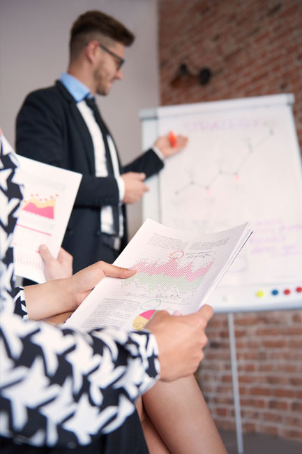 Equipo de trabajadores consultando datos y gráficas de resultados